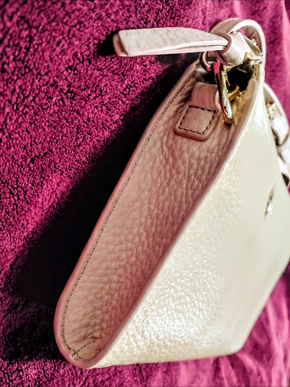 Tory Burch Cream Pebbled Leather Crossbody Bag with Gold Logo - Picture 5 of 8